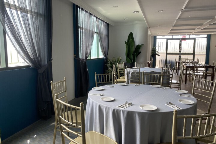 Dining 47 of 58