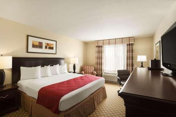 1 King Bed (5 of 6)