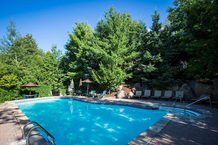 Swimming pool at Le Lodge de la Montagne - Les Suites Tremblant