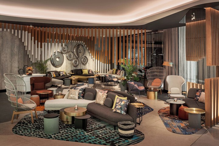 Lounge 82 of 126