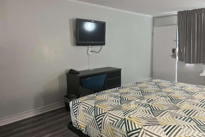 1 King Bed Micfridge (3 of 5)
