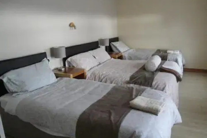 Room 4 of 8