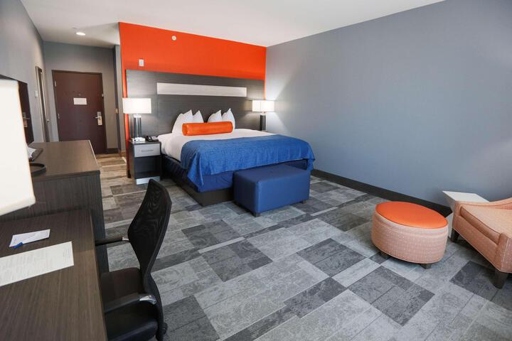 1 King Bed Pillowtop Bed 40 Inch LCD TV, Microwave and Refrigerator Full Breakfast (14 of 18)