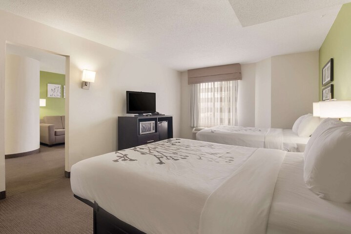 1 Queen Bed (4 of 12)