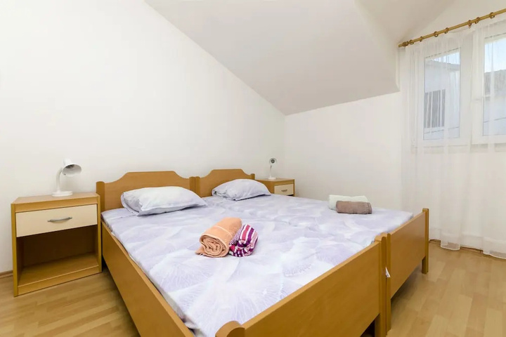 Room 5 of 12