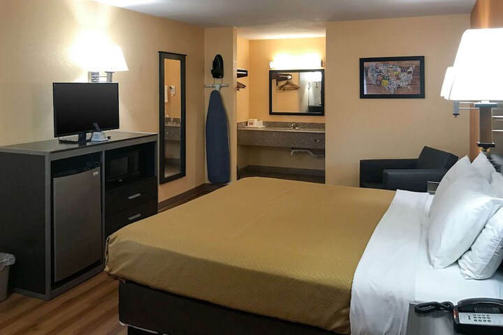 1 King Bed (4 of 7)