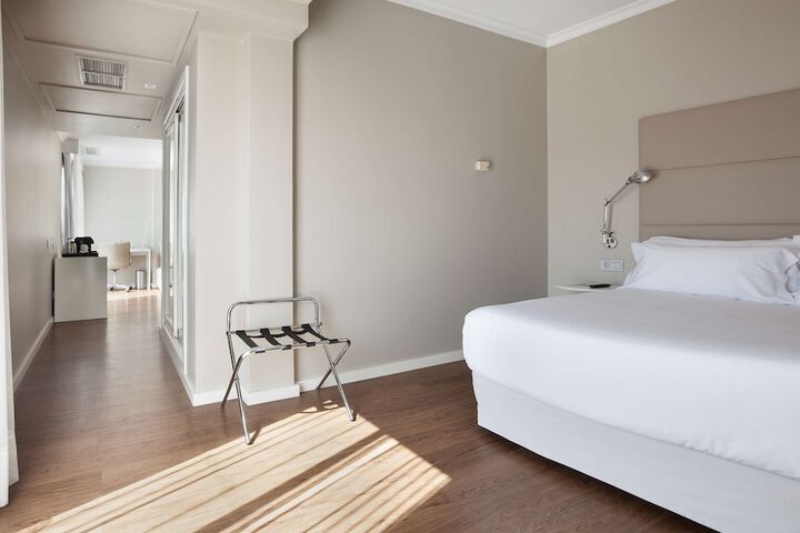 Room 11 of 37