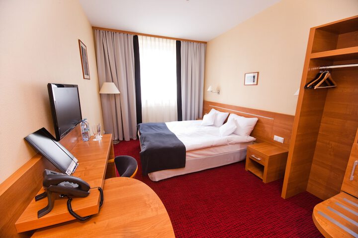 Room 6 of 51