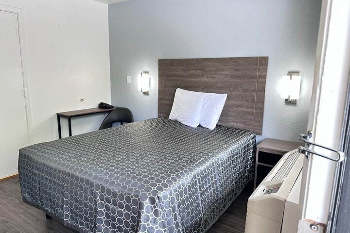 Standard Queen Bed Accessible (4 of 7)
