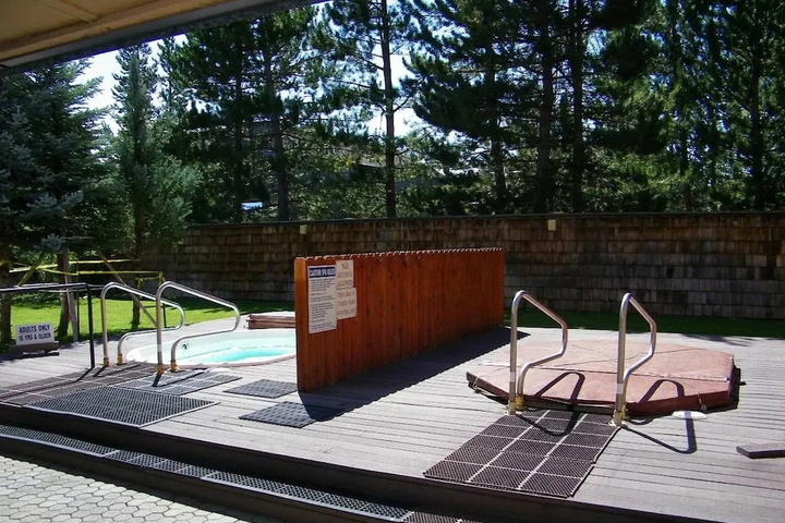 Pool 10 of 18
