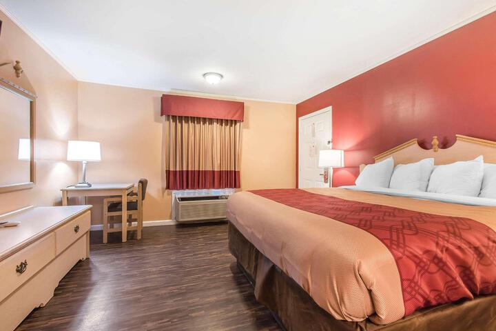 1 King Bed (3 of 4)