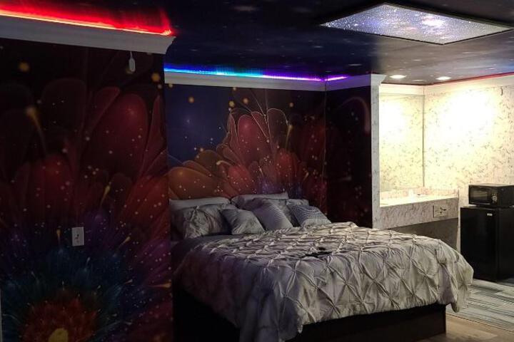 1 Queen Bed (6 of 7)