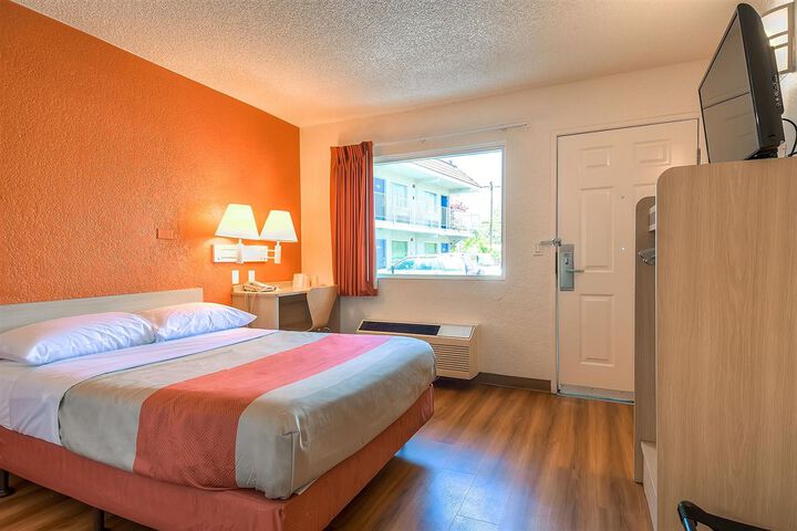 Room 13 of 26