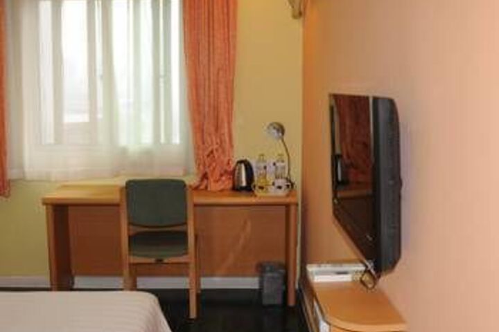 Room 6 of 12