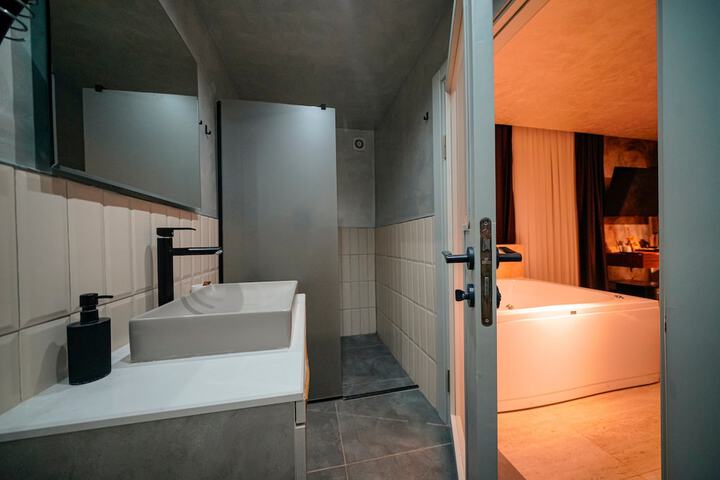 Room 170 of 244