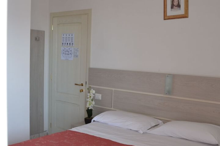 Room 6 of 33