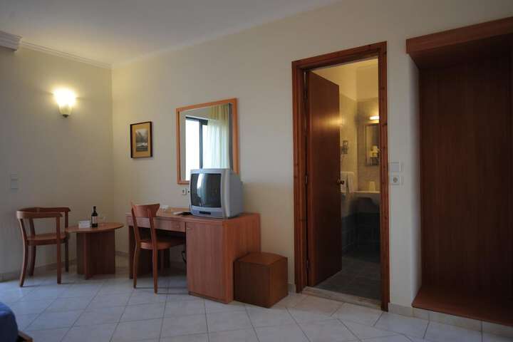 Room 6 of 33