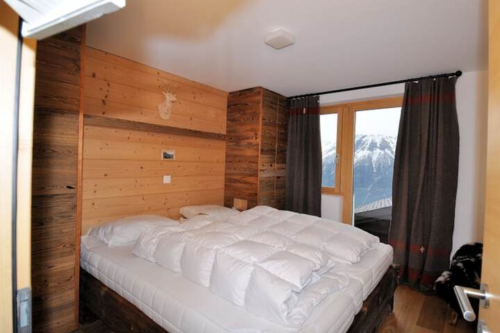 Room 2 of 33