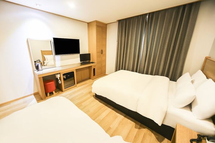 Room 5 of 49