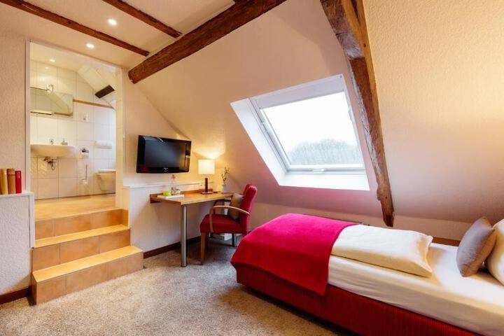 Room 8 of 27