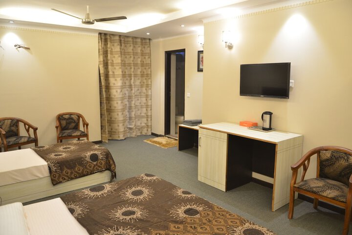 Room 12 of 28