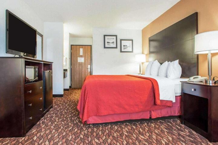 1 King Bed (5 of 5)