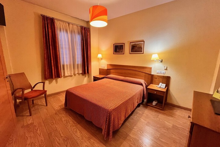 Room 11 of 28