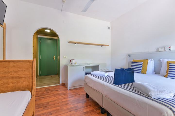 Room 4 of 16