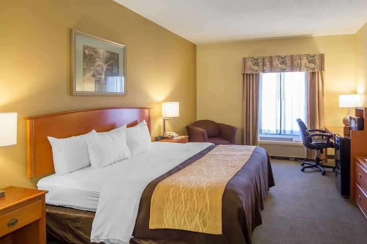 1 King Bed (4 of 8)