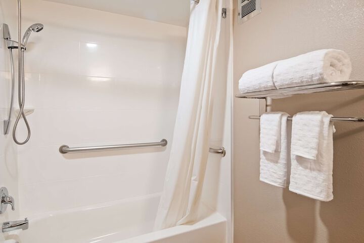 1 Queen Bed High Speed Internet Accessible Coffee Maker, Hairdryer Iron and Ironing Board Continental Breakfast (11 of 13)