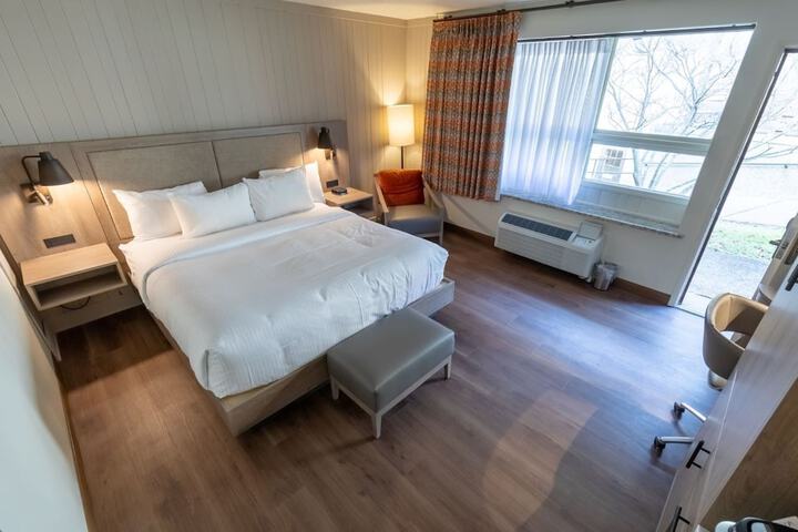 Premier King Bed (5 of 9)