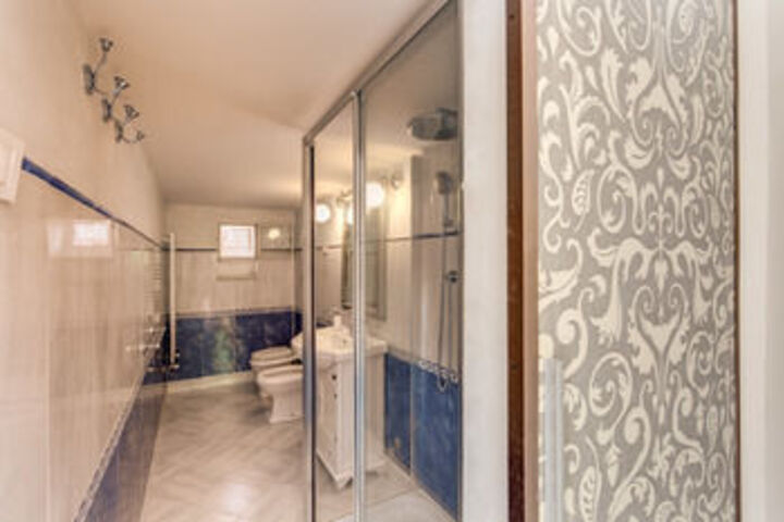 Room 4 of 22