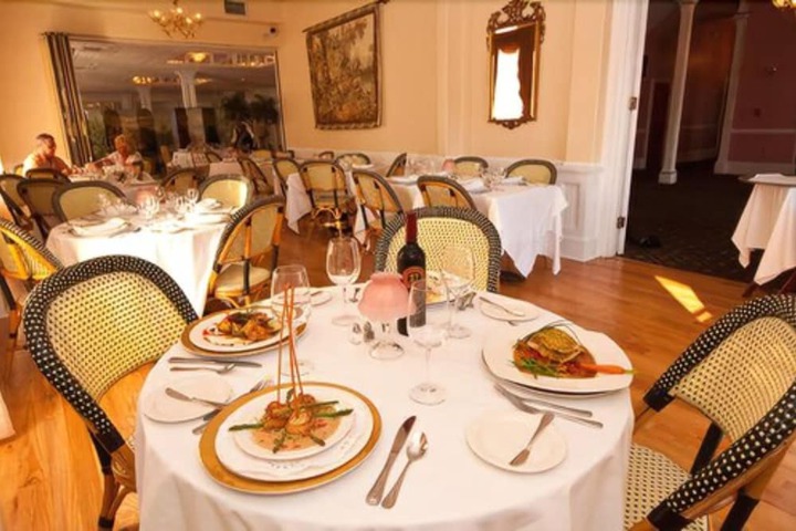 Dining 16 of 19