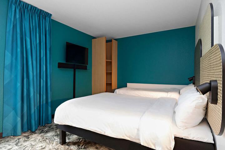 Room 10 of 28