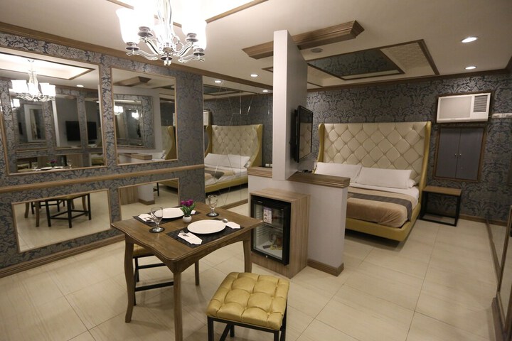 Room 10 of 24
