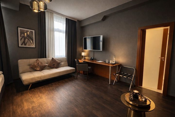 Room 4 of 25
