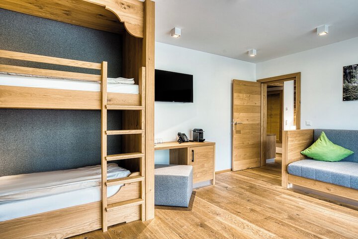 Room 33 of 212