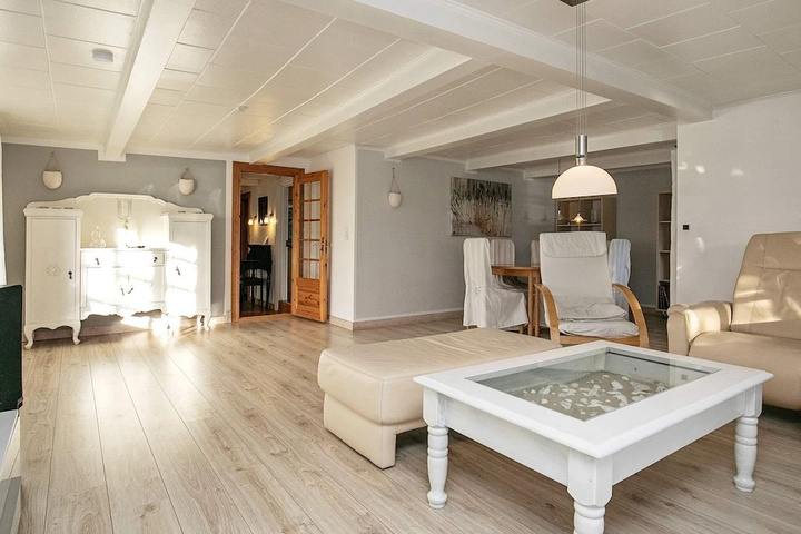 Room 4 of 11
