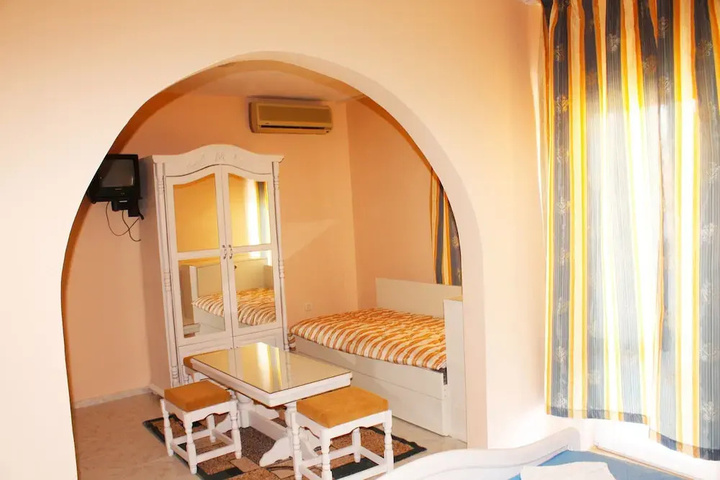 Room 4 of 4