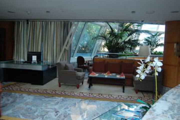 Lounge 10 of 55