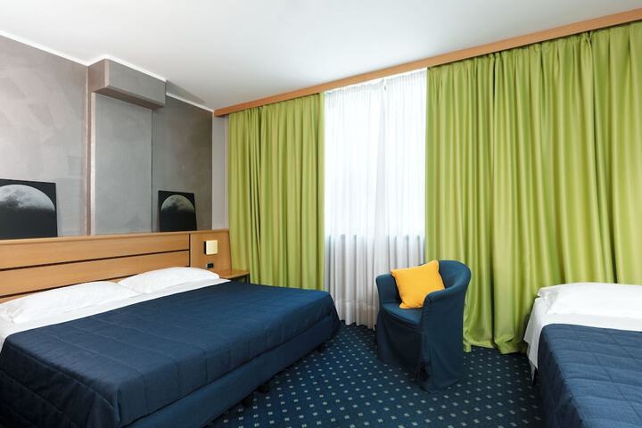 Room 12 of 63