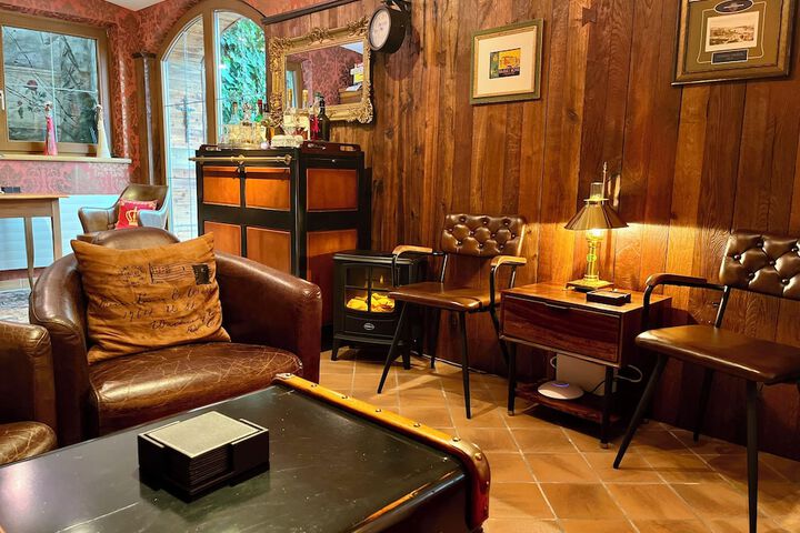 Lounge 42 of 47