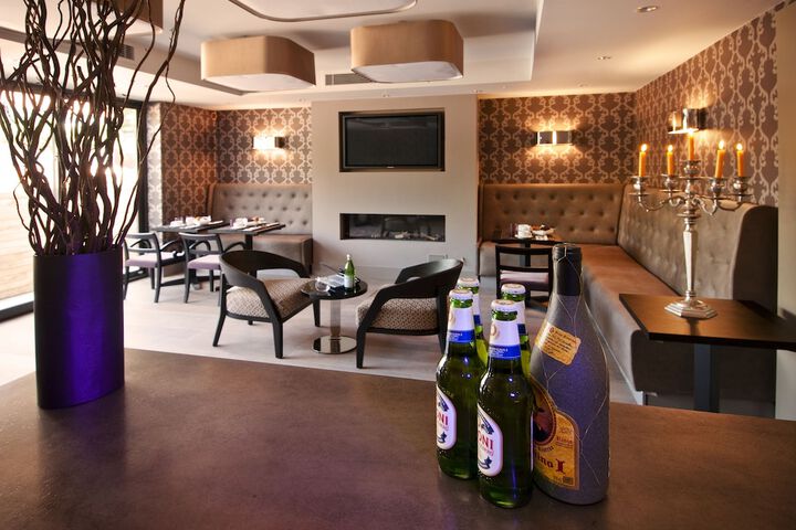 Lounge 24 of 40
