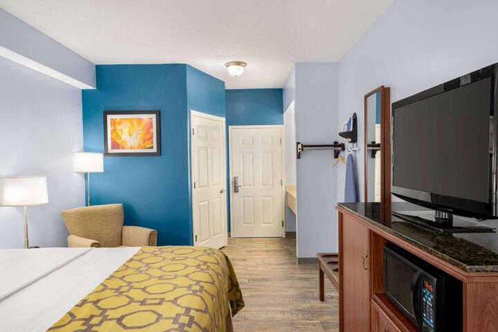 1 King Bed (2 of 9)