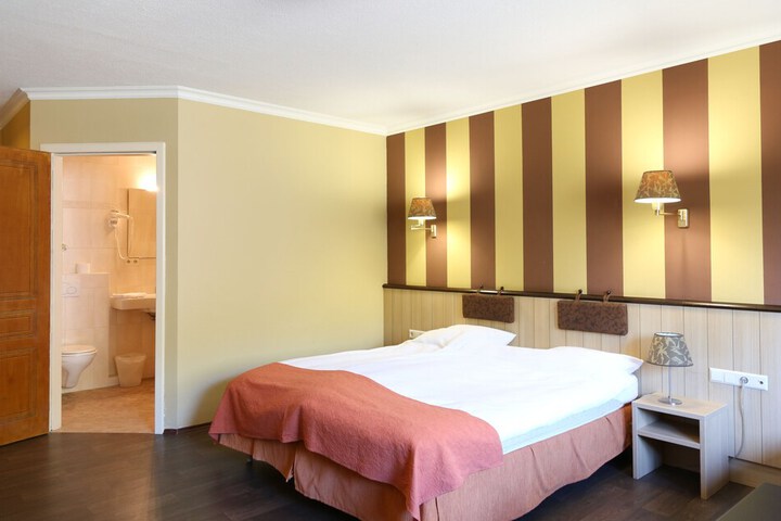 Room 12 of 82
