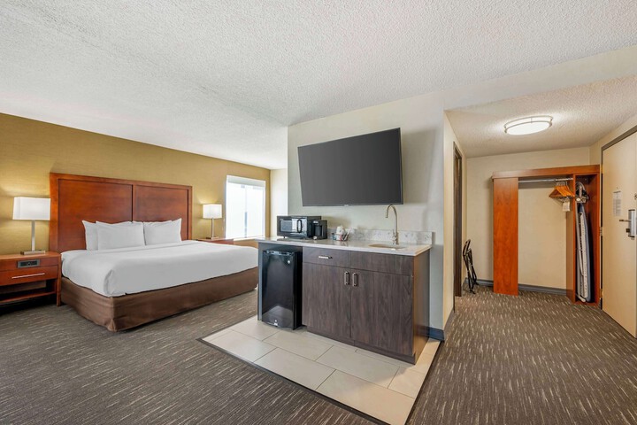 1 King Bed Microwave and Refrigerator Full Breakfast (12 of 29)