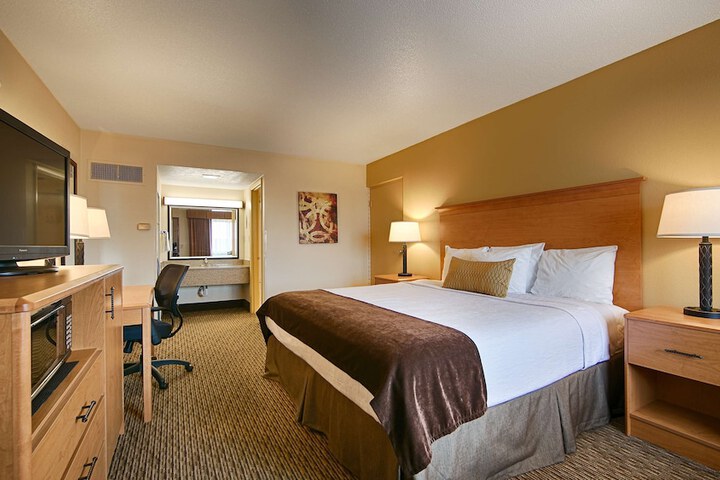 1 King Bed Microwave and Refrigerator WiFi Full Breakfast (1 of 6)