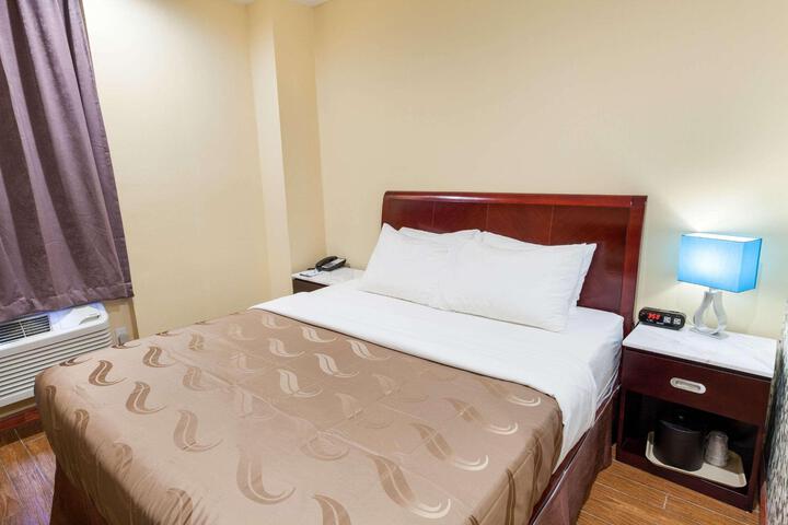 1 Queen Bed (1 of 7)