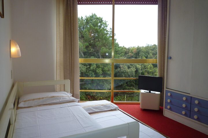 Room 11 of 48