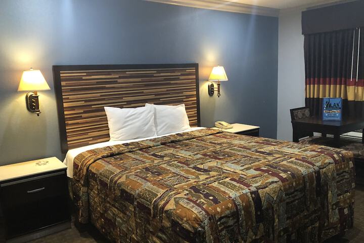 1 King Bed (4 of 15)